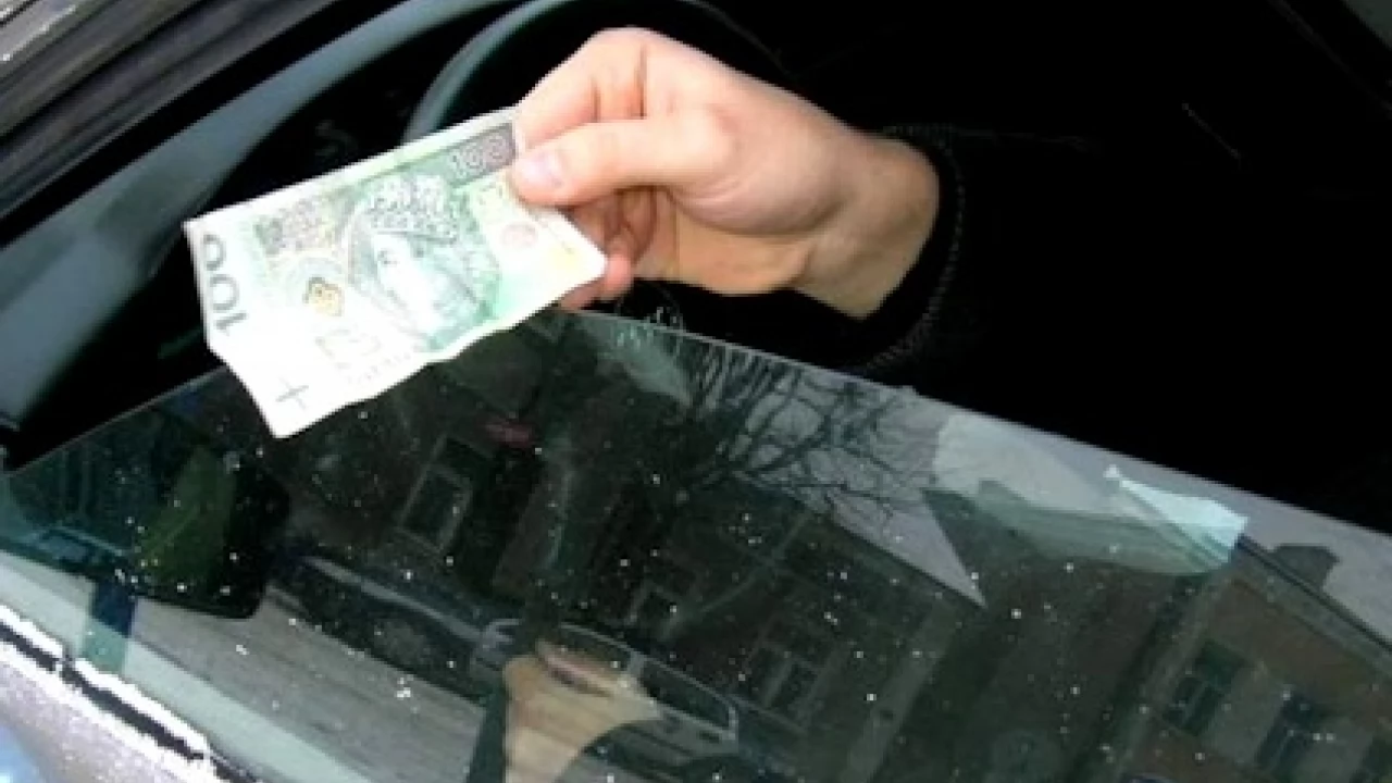 Uciekał na podwójnym gazie. Po pościgu chciał wręczyć łapówkę