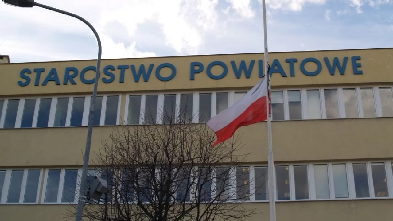 Radni powiatu uczcili minutą ciszy pamięć Tadeusza Mazowieckiego