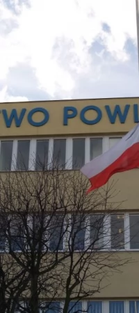 Opuszczona na znak żałoby flaga przed starostwem