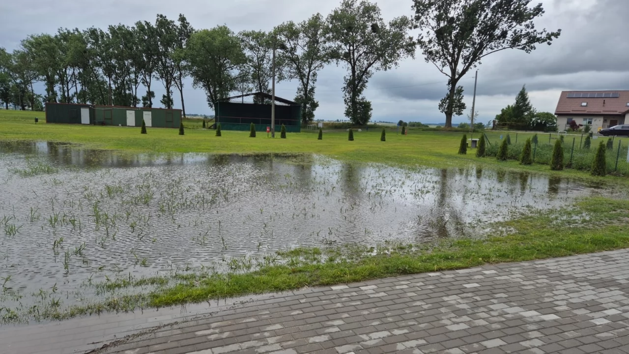 Problem po deszczu na boisku i działkach w Dąbrówce