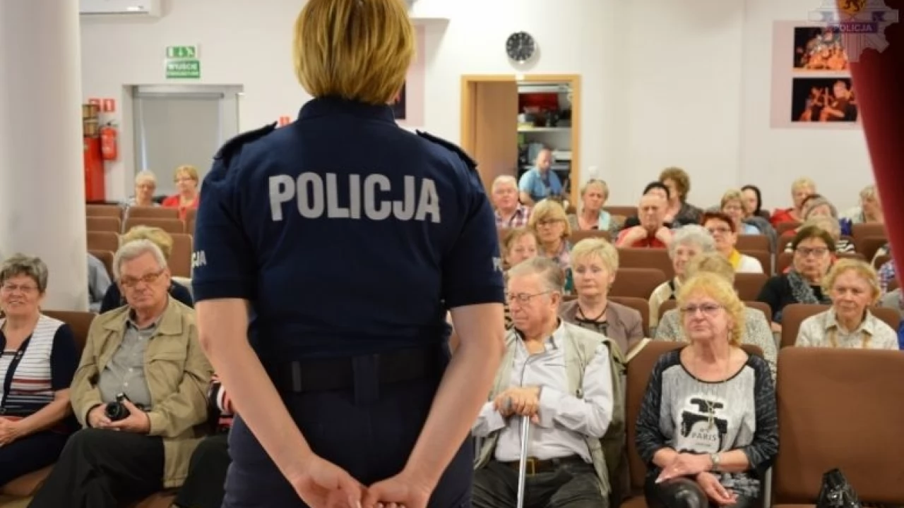 Policjanci spotkali się ze studentami - seniorami