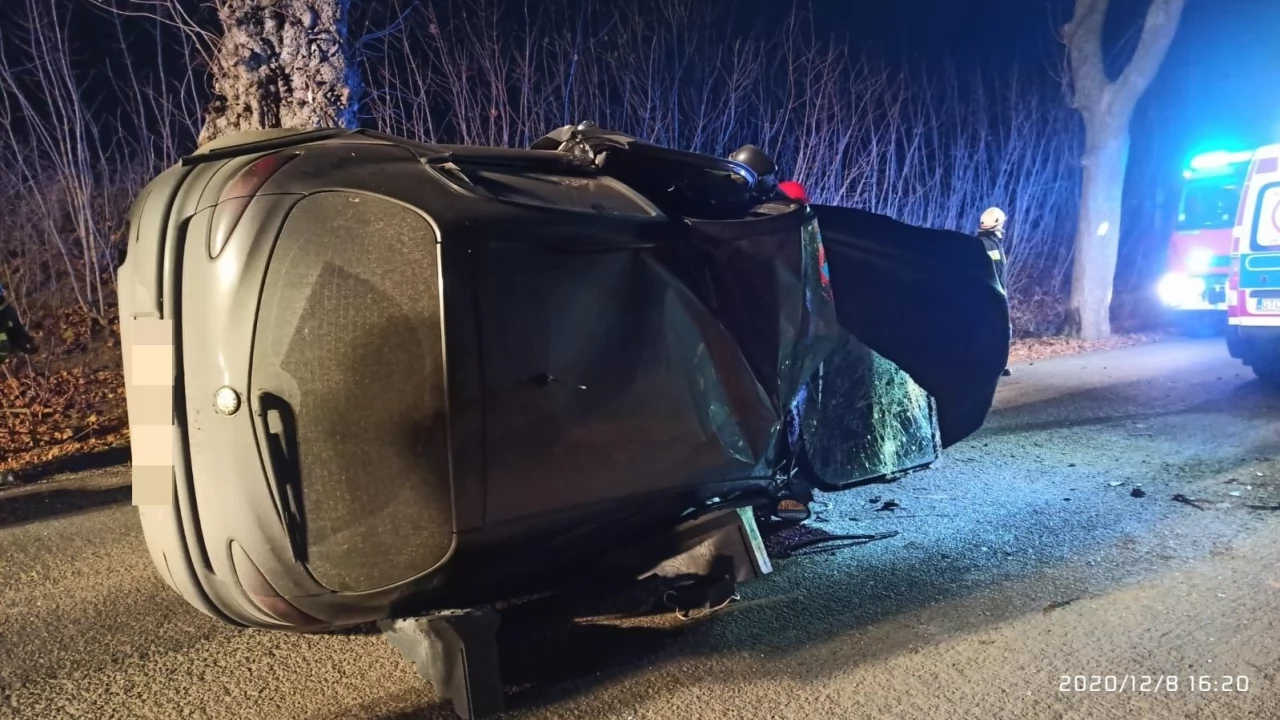 Mała Słońca. Auto uderzyło w drzewo