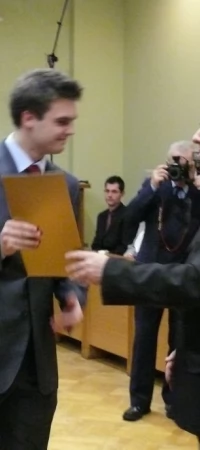 Bartłomiej Kulas odbiera zaświadczenie z rąk Dariusza Denisa