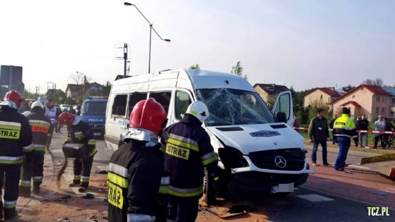 Zderzenie busa z osobówką. Kilkanaście osób w szpitalu, trwa akcja ratunkowa