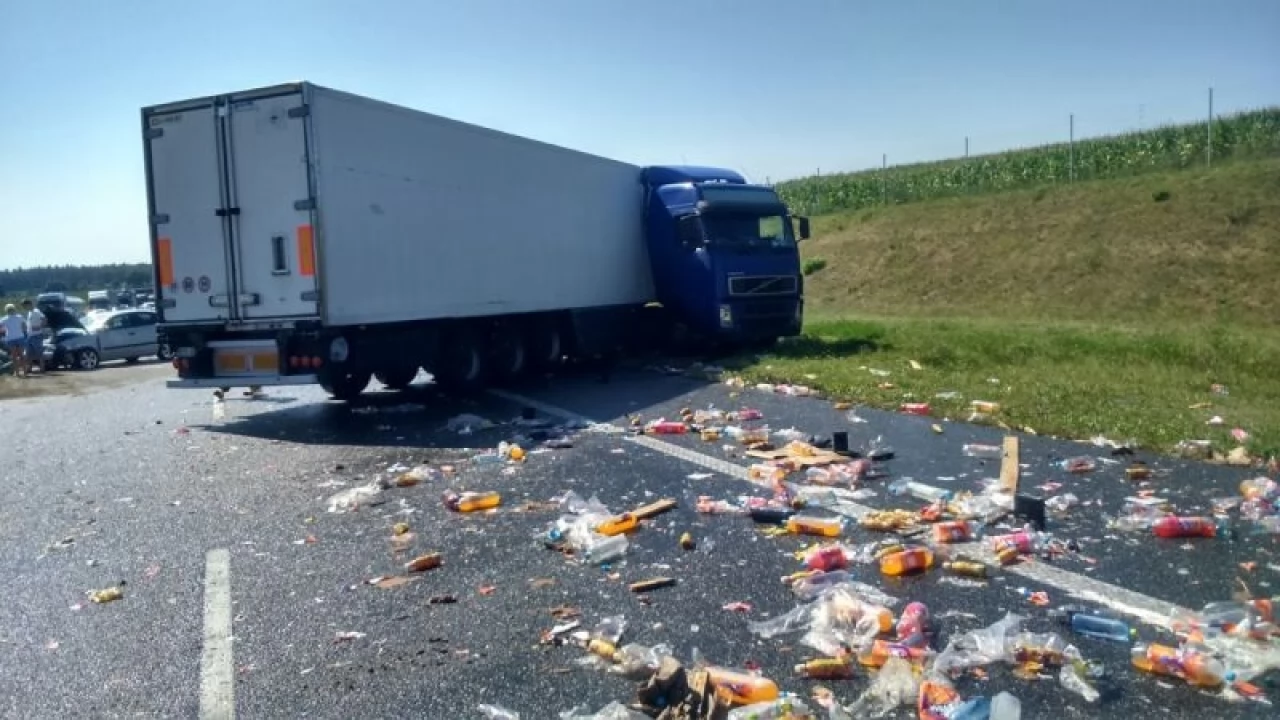 Rozsypane butelki na autostradzie - uwaga na utrudnienia na A1 [FOTO]