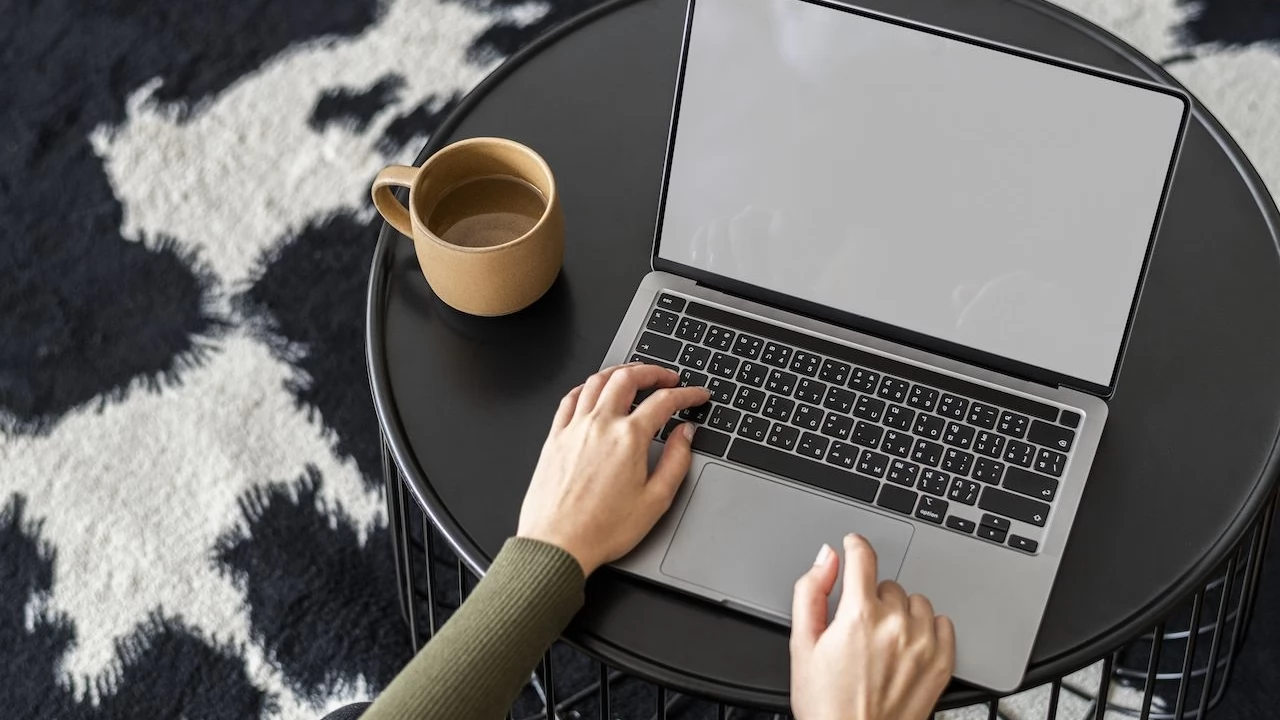 Laptop vs tablet - wybór urządzenia do pracy zdalnej