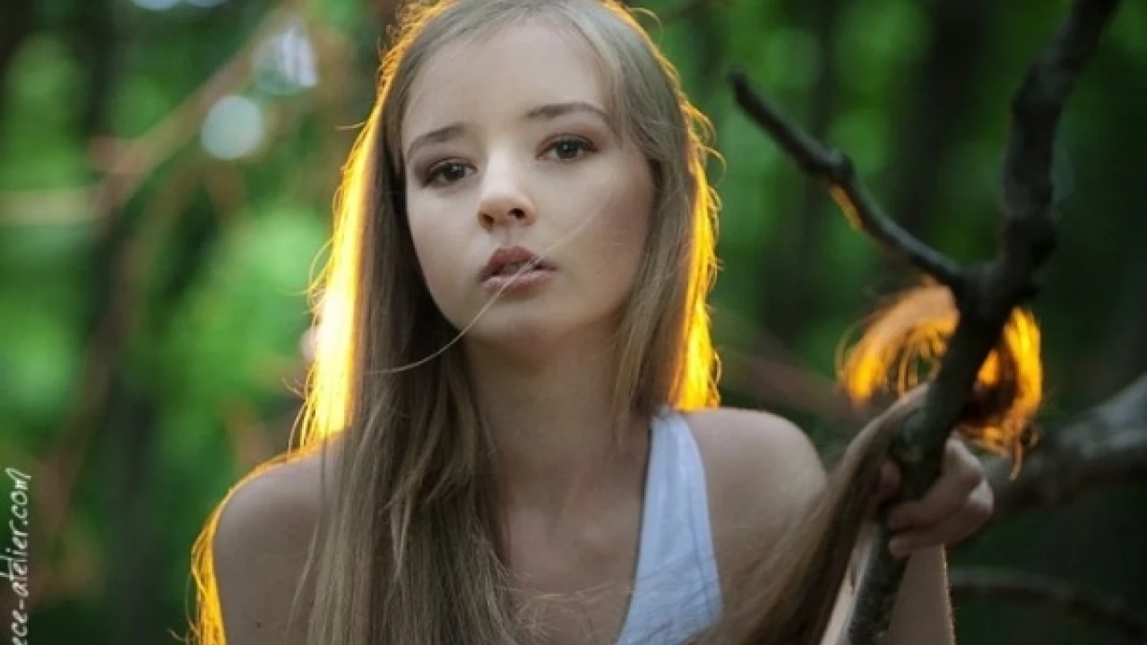 Alicja Szlozecka - uczennica "ekonomika" rozpoczyna karierę modelki. Podbija Azję
