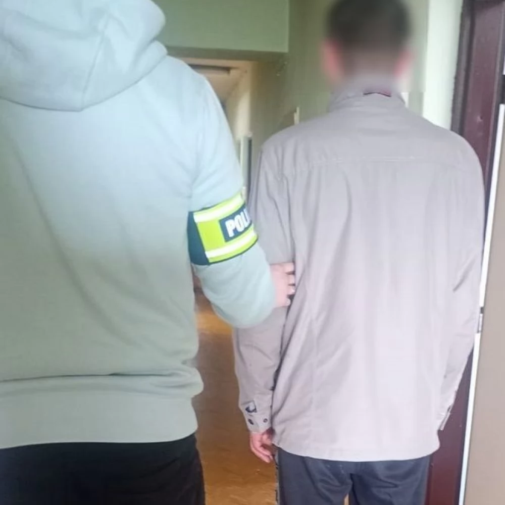 Kopał i skakał - dzień po wyjściu z więzienia zniszczył osiedlowy szlaban
