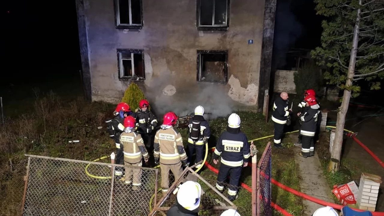 Pożar i wybuch w Radostowie. Świadkowie uratowali 87-latka - "Wspaniała postawa, godna do naśladowania"