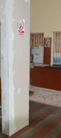Pasażerowie mają do dyspozycji tylko malutką poczekalnię