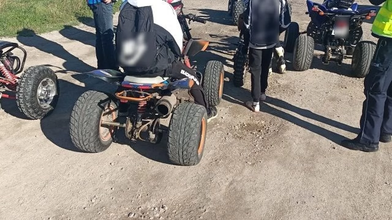 Grupa nastolatków na quadach i motocyklach zatrzymana. Sprawą zajmie się sąd rodzinny