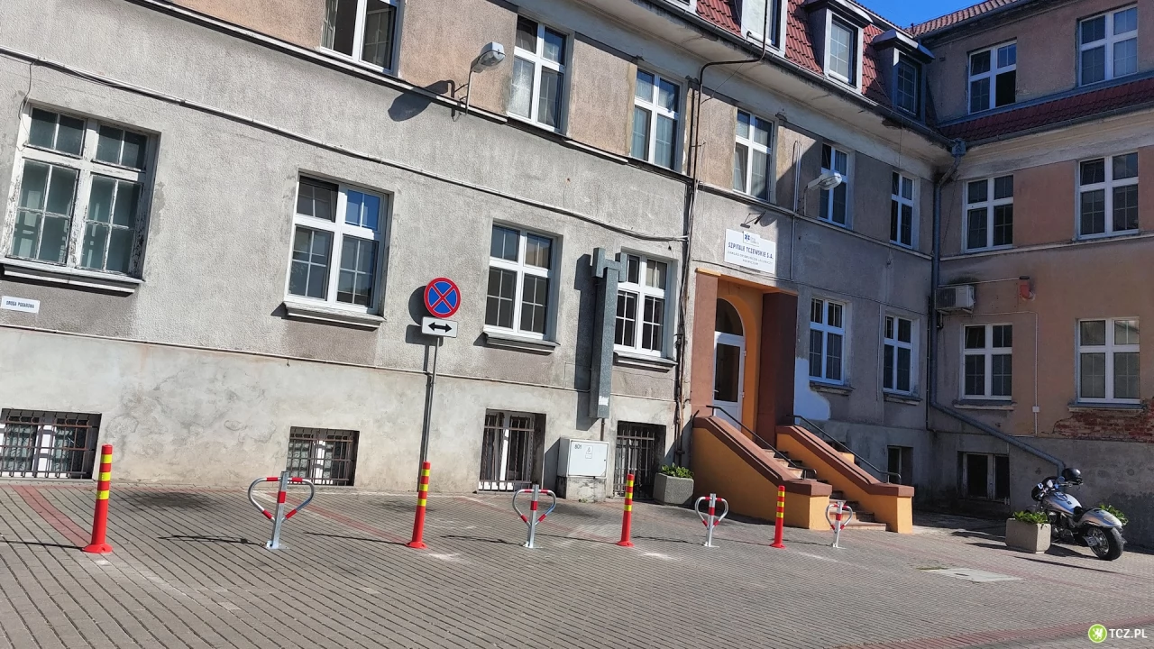 Słupki przed ZOLem na Paderewskiego. Szpital wyjaśnia