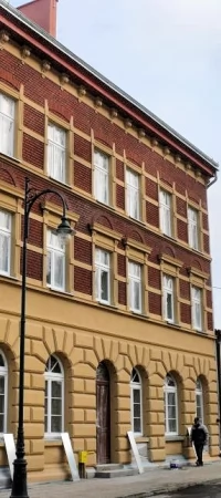 Dzięki środkom pozyskanym na rewitalizację wyremontowano m. in. tę kamienicę przy ul. Zamkowej, teraz czas na kolejne