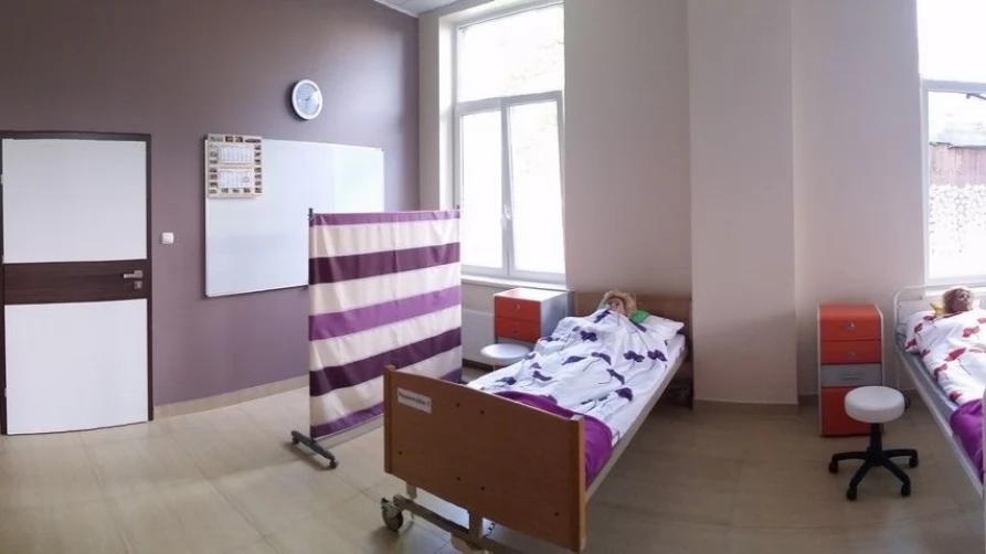 Sala ćwiczeń do nauki praktycznej w kilku zawodach, m.in. opiekuna medycznego i opiekunki dziecięcej