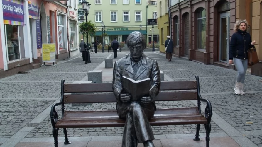 Ławeczka z wizerunkiem Romana Landowskiego