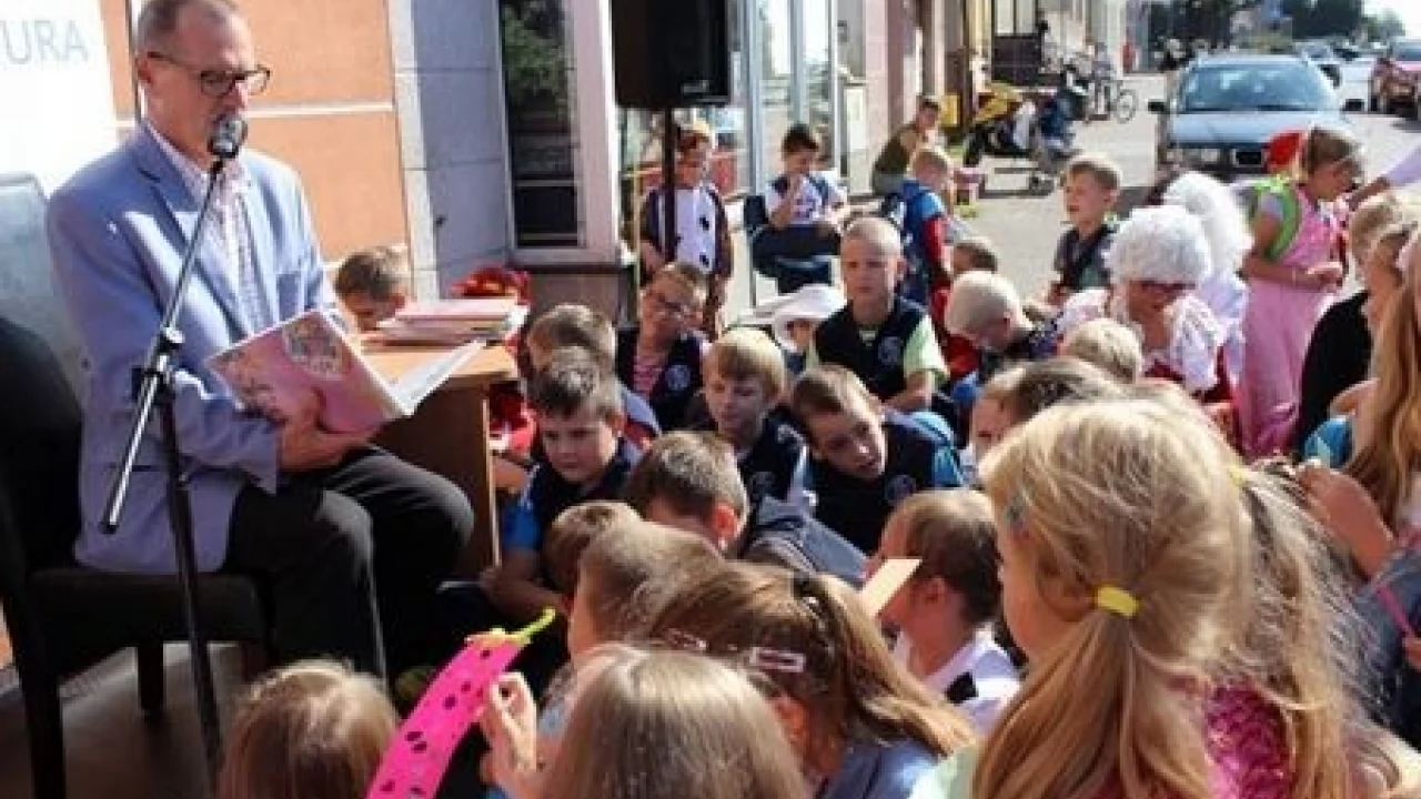 W Pelplinie "pięknie czytali na bibilotecznym dywanie"
