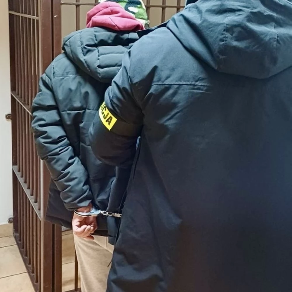 Kontrola drogowa zakończona zarzutem. Kierowca bez prawa jazdy, pasażer z narkotykami