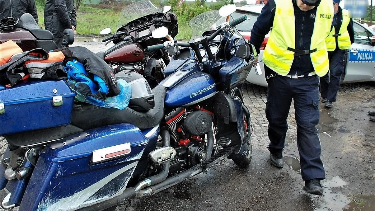 Bałdowo. Motocyklista przewrócił się i wpadł pod ciężarówkę