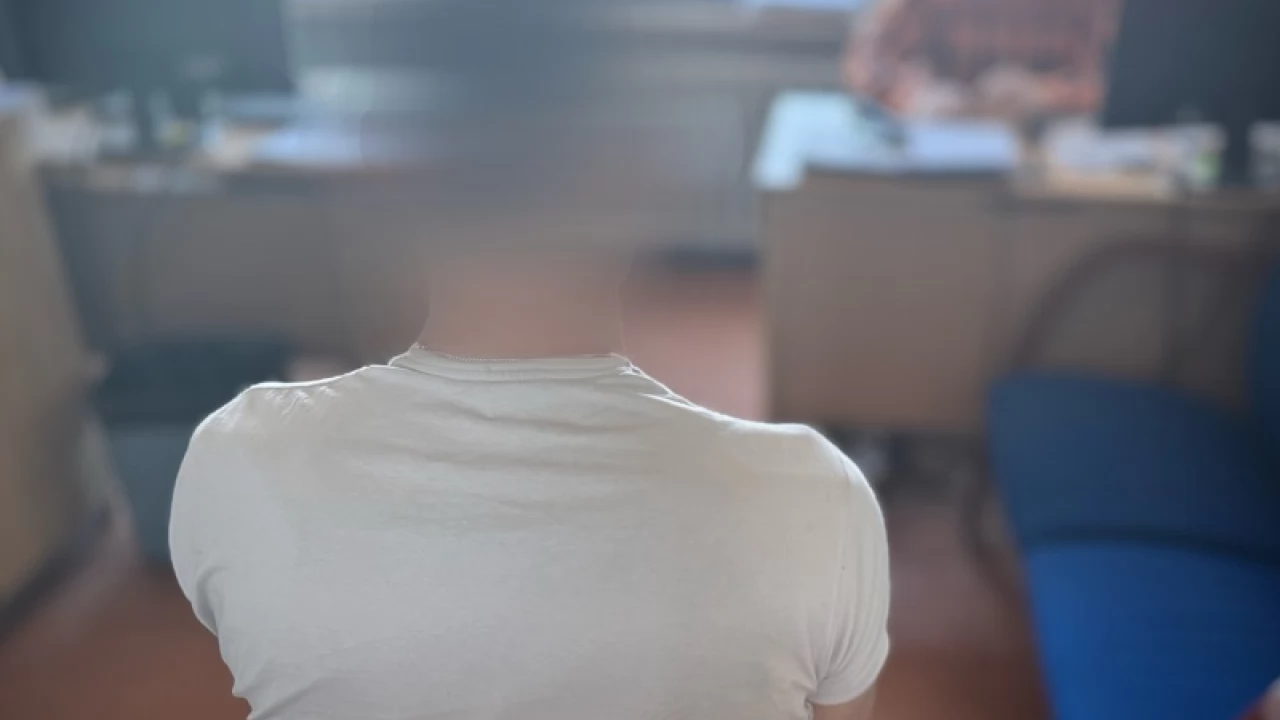 Przyczaił się i wyciągnął portfel z kieszeni płaszcza. Odpowie w recydywie