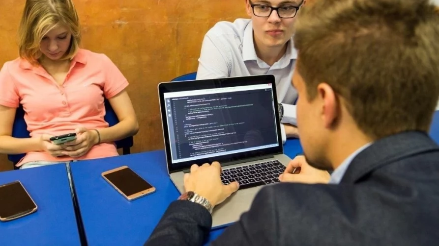 W trakcie nauki studenci Wydziału Informatyki Polsko-Japońskiej Akademii Technik Komputerowych mają do dyspozycji dobrze wyposażone laboratoria komputerowe i licencjonowane oprogramowania (Microsoft, Oracle, Sparx, Adobe)