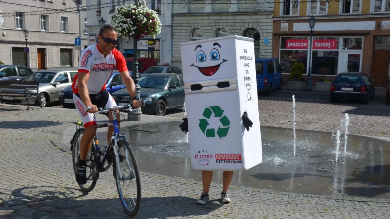 Przejechał rowerem z lodówką wzdłuż Wisły. Po co?