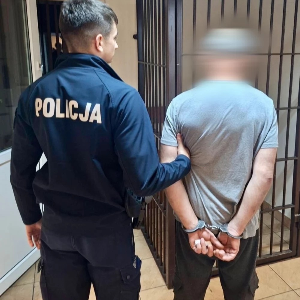 Tajemnicze zawiniątko w ręku 47-latka