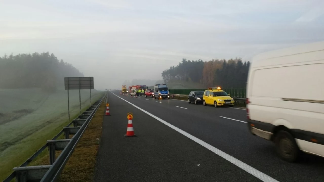 Wypadek na A1. Osobówka najechała na tył ciężarówki