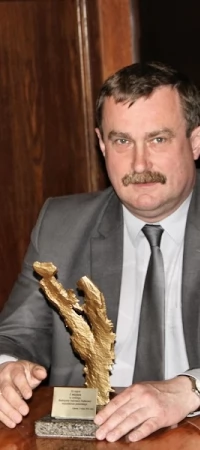 Prezydent Mirosław Pobłocki z otrzymaną statuetką