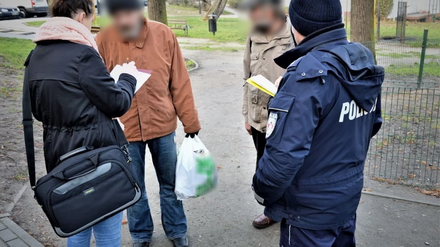 Policjanci z pracownikami socjalnymi odwiedzają bezdomnych