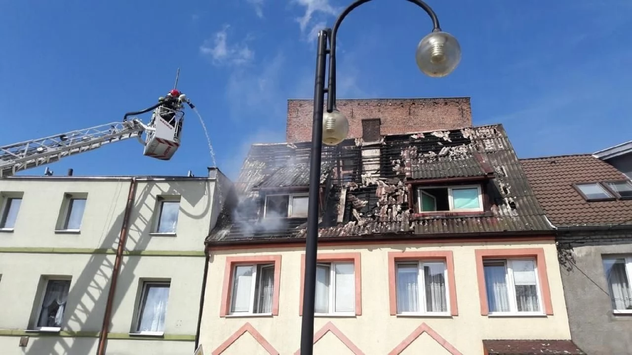 Pożar na Wąskiej - miejskie służby pomogły zabezpieczyć dach