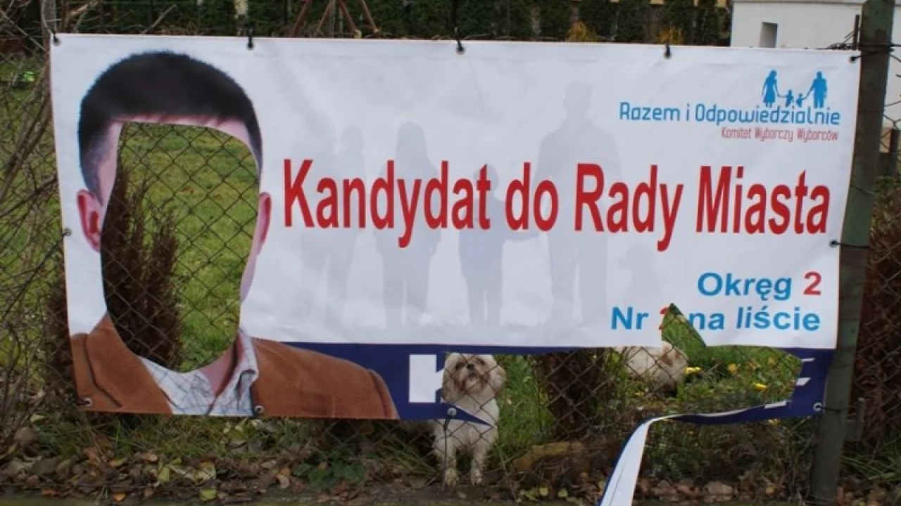 Kilkanaście dni przed wyborami pierwsze banery poniszczone