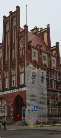 Neogotycka fasada poczty czeka na remont