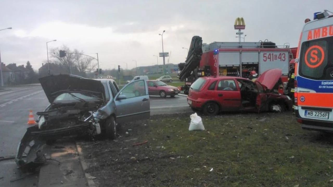 Wypadek na alei Solidarności - trzy osoby ranne