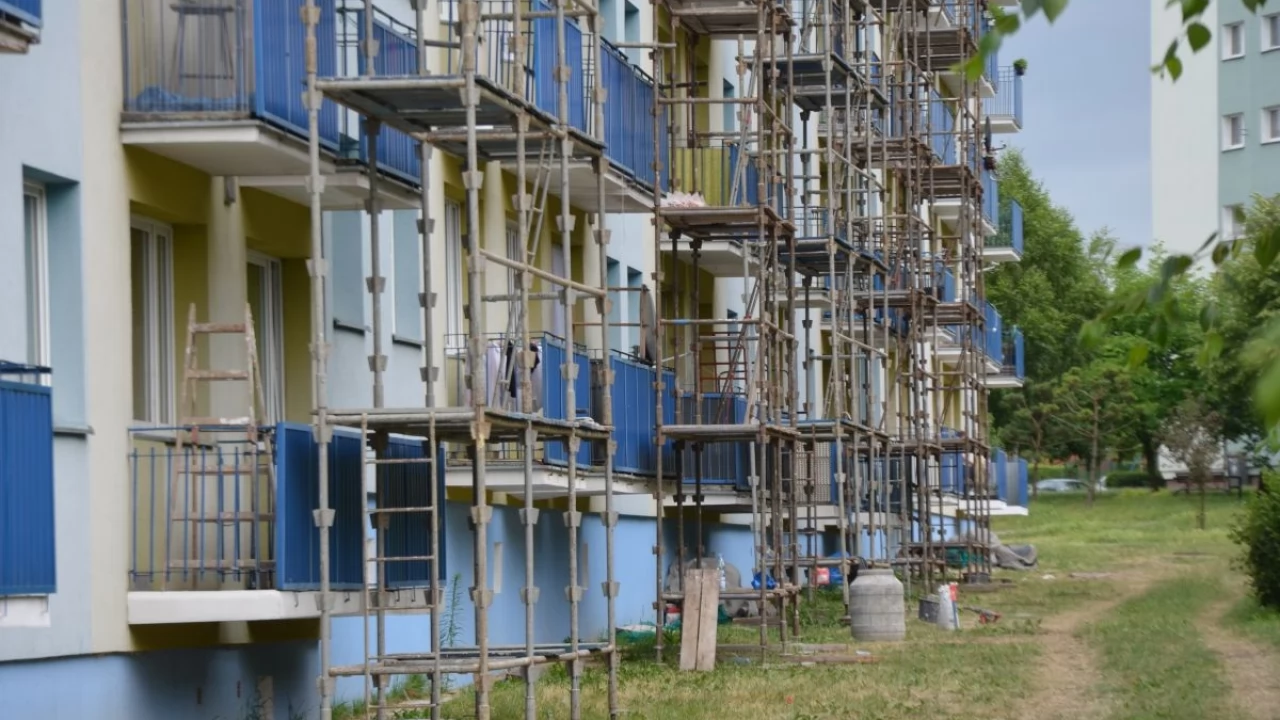Wypadł z balkonu razem z balustradą. Sprawę wyjaśnia specjalna komisja