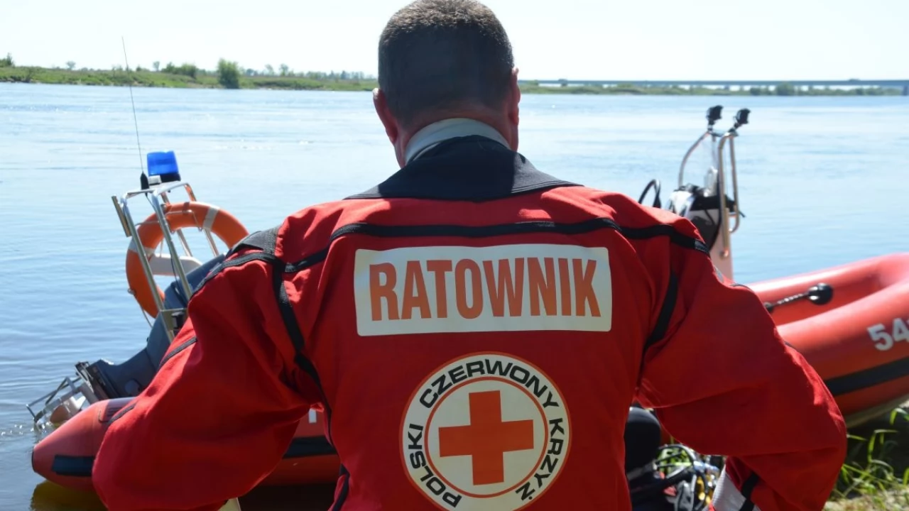 Służby szukały pływaka. Ktoś zobaczył go z okna pociągu