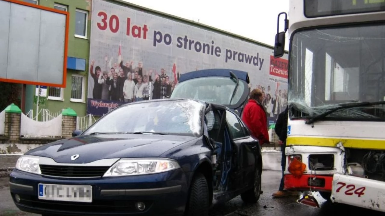 Niebezpieczna kolizja na Gdańskiej. Osobówka zderzyła się z autobusem