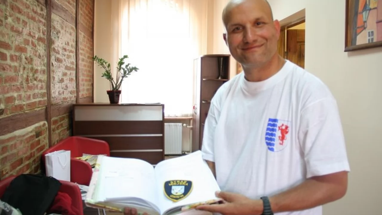 Miłośnik samorządu jeździ po Polsce. Ma już 90 tomów kronik z podróży!