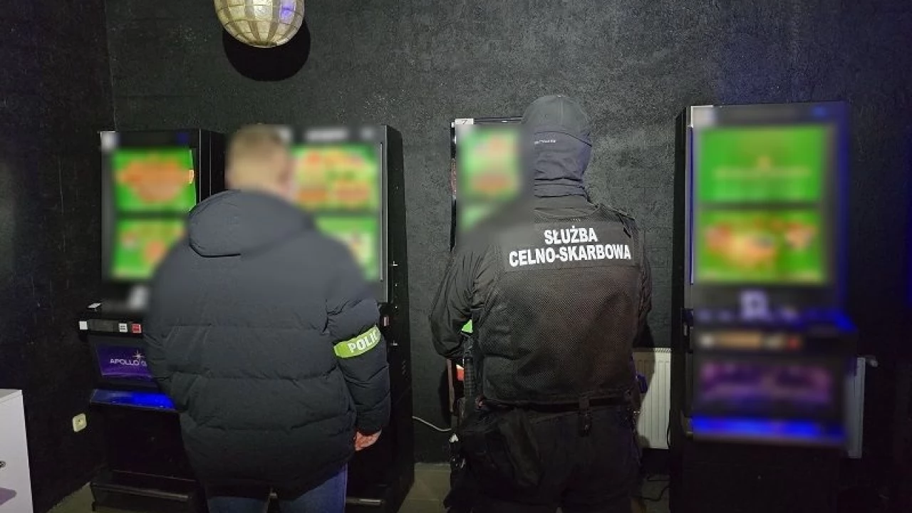 Policjanci z Tczewa zlikwidowali nielegalny salon gier. Sześć automatów i gotówka w rękach służb