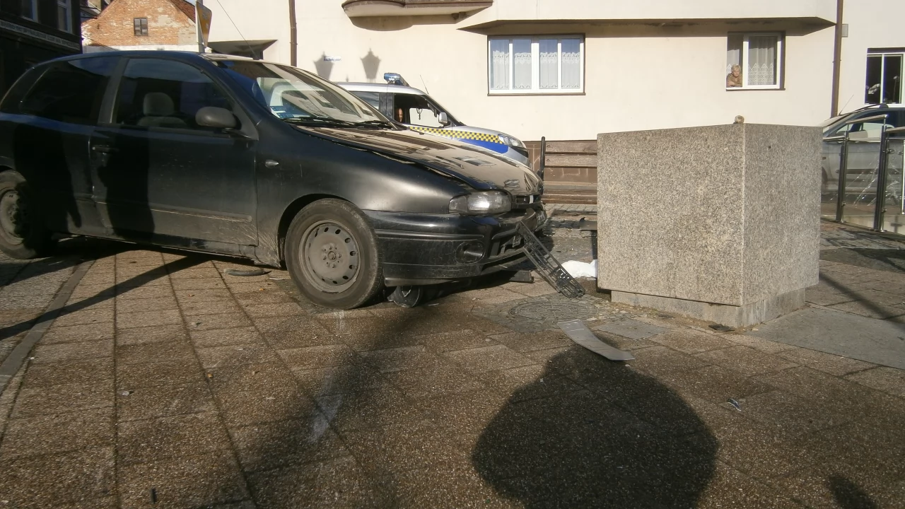 Potrącił pieszego i staranował barierki