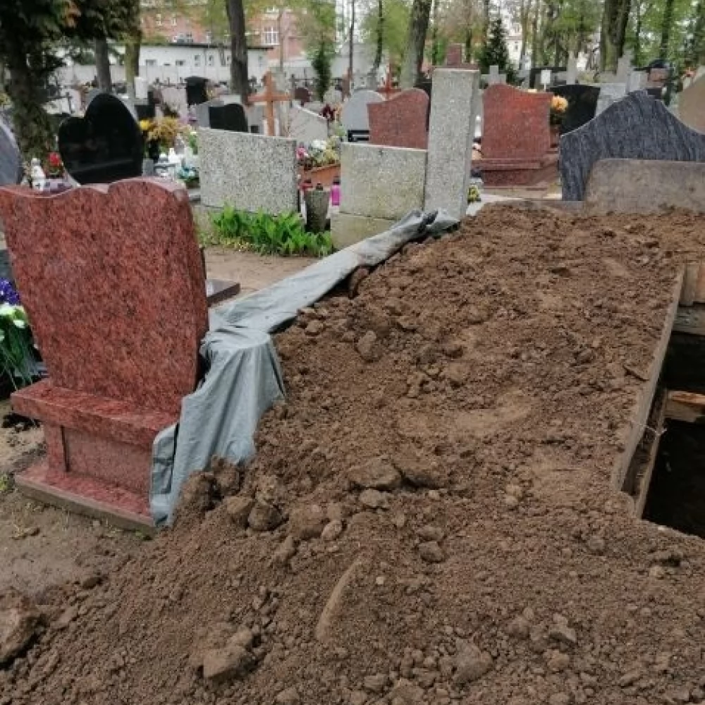 "Cmentarz jest miejscem świętym, nie piaskownicą". Czytelnik prosi o wyjaśnienia