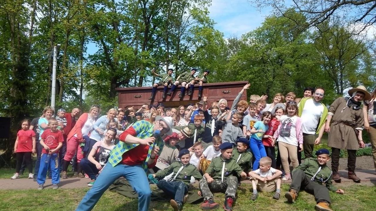 Morzeszczyńska biblioteka piknikowała w cieniu gigantycznego biurka