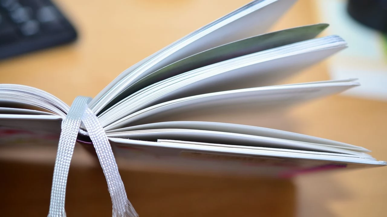 Małe materiały, duży efekt. Jak naklejki i zakładki wspierają rozpoznawalność marki?