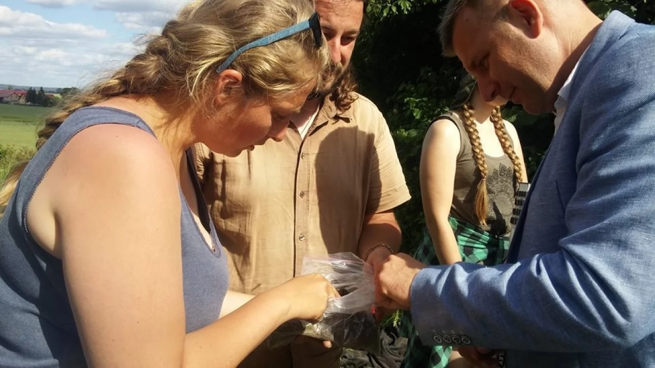 Rolnik przypadkiem natrafił na cmentarzysko sprzed ponad 1500 lat! Teraz będą szukać grodziska