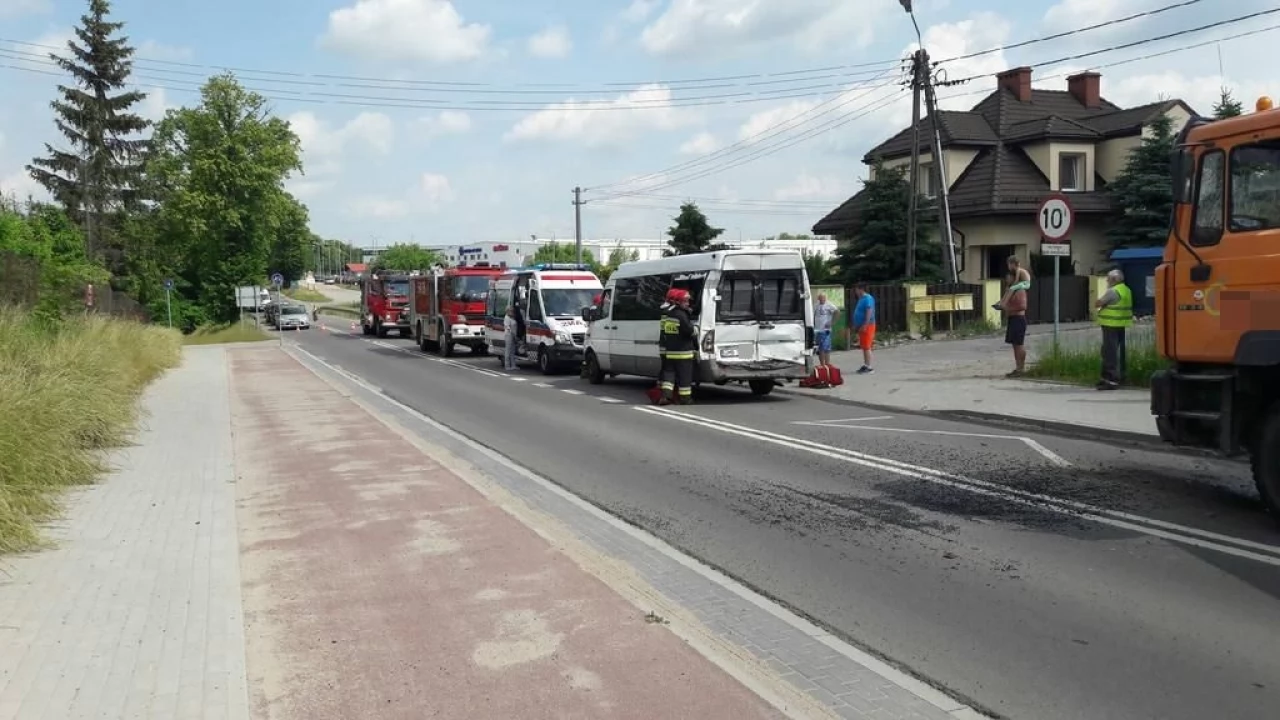 Betoniarka najechała na busa. Są ranni, dojazdówka do DK 22 zablokowana