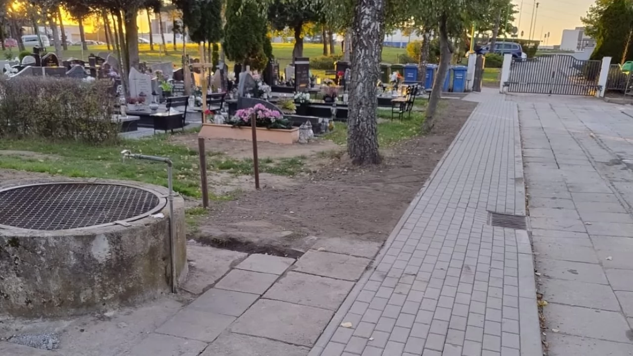 Prace porządkowe na cmentarzu