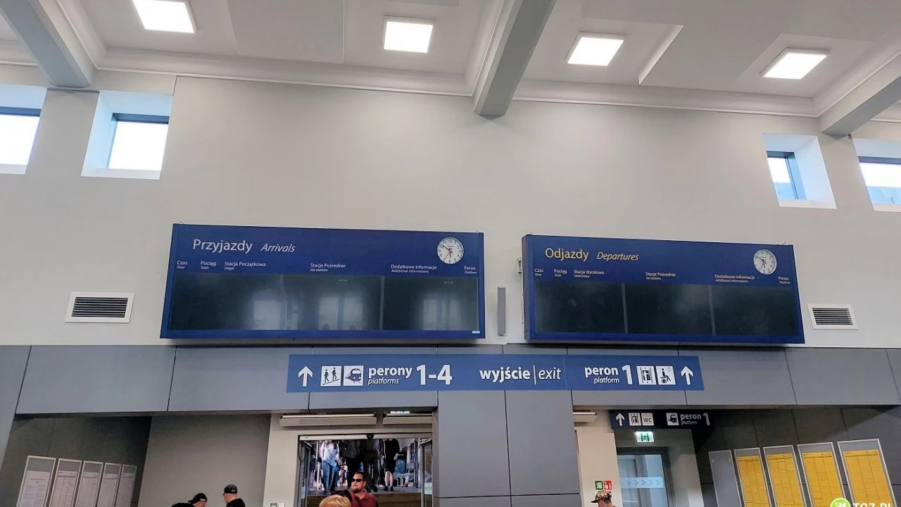 Kolejne problemy z tablicami i zegarem na dworcu