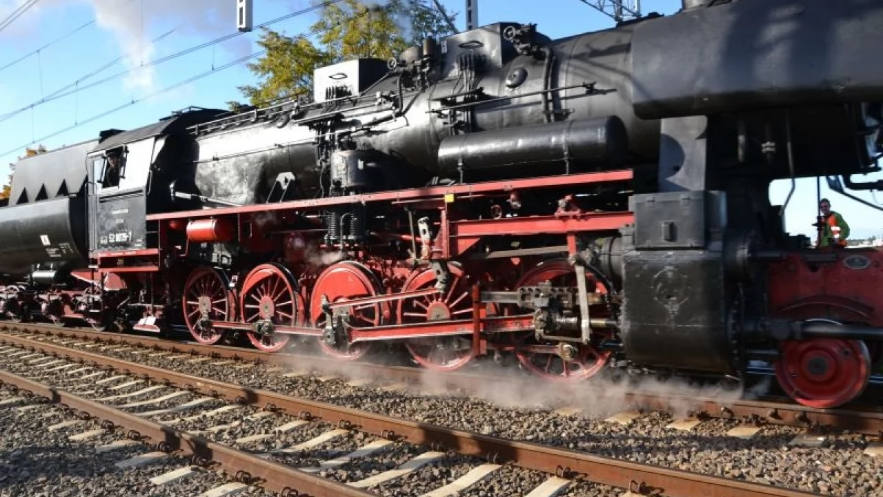 "Wiekowa" lokomotywa przejechała przez Tczew. Skład jedzie do Królewca
