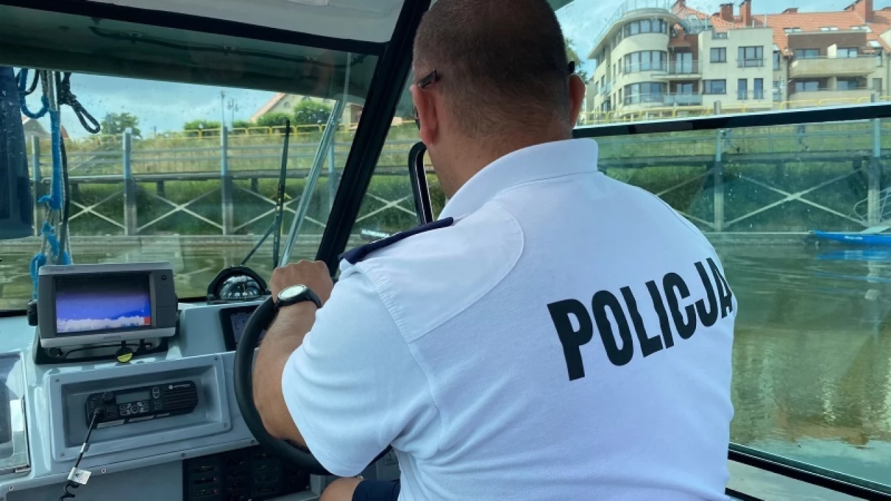 Policjanci z patrolu wodnego dbają o bezpieczeństwo na wodzie