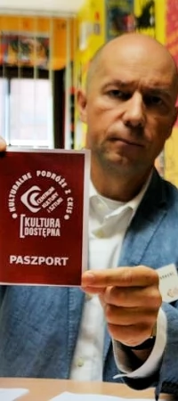 Krystian Nehrebecki z festiwalową "przepustką"