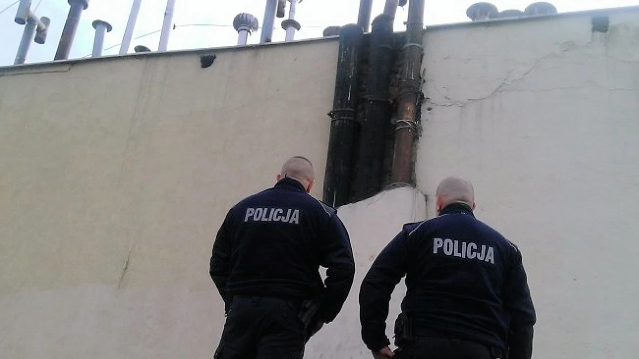 Policja: na widok radiowozu zaczął uciekać, wszedł na dach jednej z kamienic